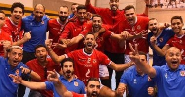 فرحة لاعبى الأهلى للطائرة بعد الفوز على الترجى والتتويج ببطولة أفريقيا.. صور