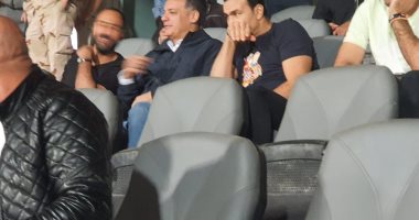 إيهاب جلال وجهاز المنتخب يتابع مباراة المصرى وسموحة من المدرجات