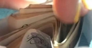 رزقها فى رجليها..امرأة تعثر على أموال مخبأة بحذاء مستعمل اشترته من الإنترنت