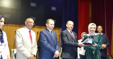 تكريم وتوزيع جوائز مهرجان الكورال والغناء لطلاب جامعة الإسكندرية