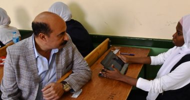 محافظ أسوان يتفقد امتحانات نهاية العام الدراسى للشهادة الإعدادية