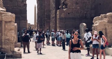 إقبال سياحى للاستمتاع بسحر الحضارة المصرية فى معابد الكرنك والأقصر.. صور