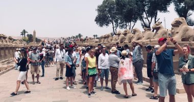 سحر الحضارة المصرية القديمة بمعابد الكرنك يجذب السائحين من حول العالم
