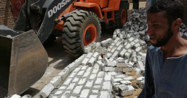 مدينة البياضية تنجح فى إزالة أسوار بالطوب الأبيض فى المهد شرق الأقصر