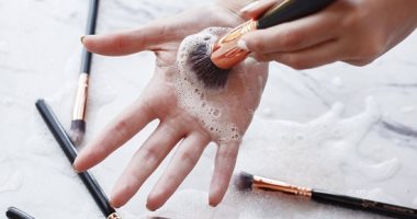  خطوات بسيطة لتنظيف فرش المكياج.. عشان تعيش معاك فترة طويلة