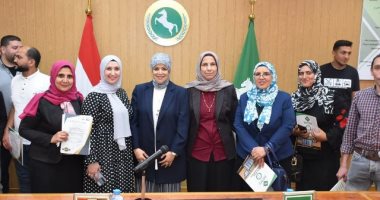 محافظ الشرقية يُكرم الحاصلين على شهادتى أساسيات التحول الرقمى.. صور