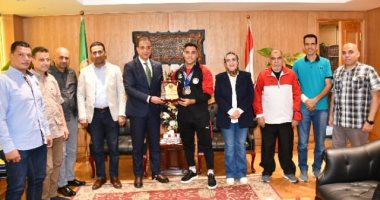 محافظ الفيوم يكرّم الرباع "محمود جمال" بطل العالم لرفع الأثقال.. صور