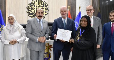 محافظ أسوان والسفير الإسبانى يكرمان 25 سيدة اجتزن برنامج التسويق الإلكترونى للمنتجات.. صور