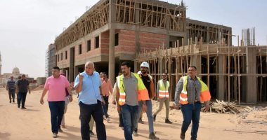 محافظ الوادى الجديد يتفقد مركز بحوث الصحراء والمجمع الحكومى المميكن بالخارجة.. صور