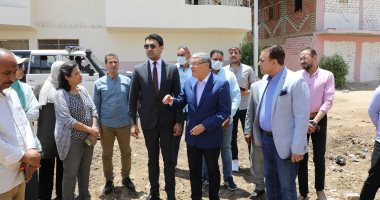 محافظ المنيا يتفقد مشروعات "حياة كريمة" بقرية المعصرة مركز ملوى