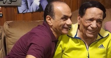 شاهد.. أحدث ظهور للزعيم عادل إمام مع أحد أصدقائه في عيد ميلاده