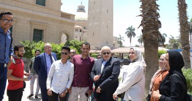 رئيس جامعة القاهرة يلتقى الطلاب خلال تفقده الحرم ويقدم لهم النصائح.. صور 