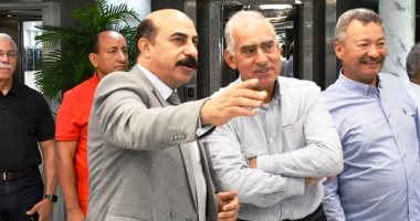 محافظ أسوان يبحث تنفيذ مشروع إنشاء موقف لسيارات النقل الثقيل بمساحة 4000 فدان
