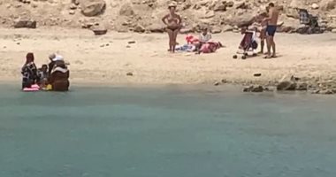 أجانب ومصريون يستمتعون بشواطئ الغردقة رغم الرياح وانخفاض الحرارة.. لايف