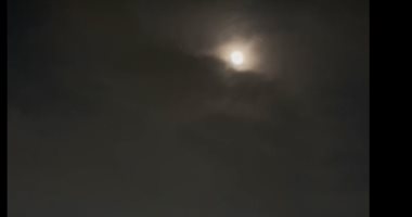 افتحوا البلكونات دلوقتى.. القمر العملاق يزين سماء مصر لأول مرة هذا العام