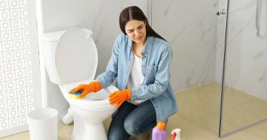 خطوات لتنظيف المرحاض بسهولة.. عشان يلمع وريحته تفضل جميلة