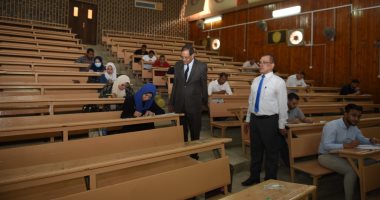 230 طالبا يؤدون امتحانات القبول ببرنامج التعليم المدمج بجامعة سوهاج