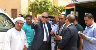 محافظ قنا يحيل مدير إدارة ورئيس قسم و4 عمال نظافة بنقادة للتحقيق.. صور