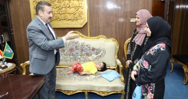 محافظ المنوفية يلتقى الطفلة مريضة العظم الزجاجى ويقرر صرف مساعدة مالية