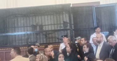 وصول المتهم بقتل كاهن كنيسة محرم بك لمحكمة جنايات الإسكندرية.. لايف