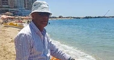 عين لا تهدأ بشواطئ الإسكندرية.. المنقذ عباس 61 سنة ولسه بينزل البحر.. فيديو