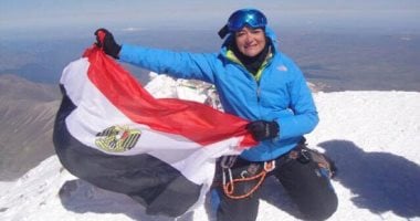  منال أول امرأة مصرية تتسلق قمة جبل إيفرست.. فيديو وصور