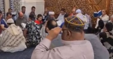 لحظات من الخشوع والأذكار فى حلقات ذكر لرواد مسجد الحسين.. فيديو