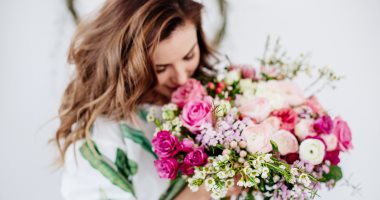 القرنفل الأحمر والزنبق من الزهور المفضلة لمواليد برج الثور.. لوعاوزهم يحبوك
