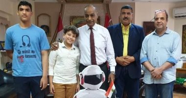 روبوت مدرسى يوزع الكتب على الطلاب ويحفزهم على الاستفادة من بنك المعرفة ببورسعيد