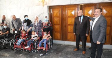 محافظ المنوفية يُسلم كراسى كهربائية ومساعدات مالية لذوى الهمم .. صور