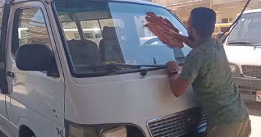 الموقف كله بيحبه.. "حسين" ابن الفيوم سواق من ذوى الهمم يتعامل بلغة الإشارة
