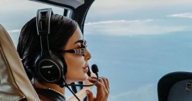 ياسمين صبرى فى قمرة قيادة طائرة .. صور جديدة وإطلالة أنيقة بالأبيض
