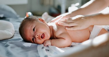 أفضل 4 زيوت مساج للأطفال.. تحافظ على هدوئه وترطيب بشرته
