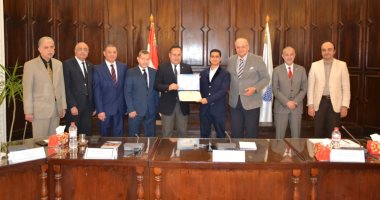 رئيس جامعة الإسكندرية يكرم فريق أليكس إيجلز بكلية الهندسة