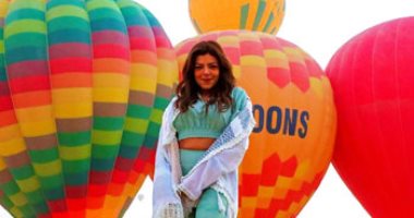 الفنانة ناهد السباعى تستمتع برحلات البالون الطائر غرب الأقصر.. صور