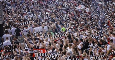 استقبال رائع للاعبى إينتراخت فرانكفورت بعد عودتهم بلقب الدورى الأوروبى.. صور
