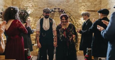 فرح ده ولا فيلم رعب .. حفل زفاف بإنجلترا ملىء بالجماجم وتماثيل تشاكى