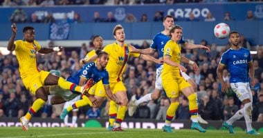 إيفرتون يتخطى كريستال بالاس ويضمن بقاءه فى الدوري الإنجليزي.. فيديو