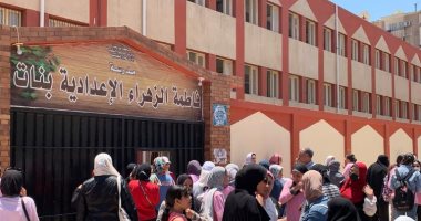 فرحة بين طالبات الإعدادية من مادة اللغة العربية ببورسعيد.. فيديو وصور