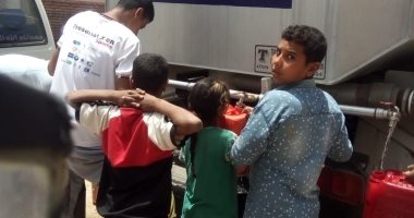 مدينة الزينية توفر سيارة مياه نقية لقرية المدامود بحرى بعد كسر ماسورة.. صور