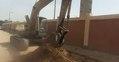 حياة كريمة بالأقصر.. تواصل العمل بتركيب كابلات كهرباء على الطريق الشرقى بالنمسا