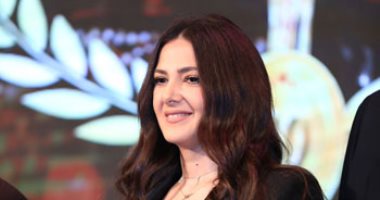 دنيا سمير غانم تتسلم تكريم والديها من مهرجان المركز الكاثوليكى وتنعى سمير صبرى