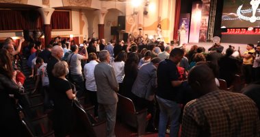 غادة رجب تهدي الفنانين الراحلين أغنية "فى حياتنا" وتدخل في نوبة بكاء