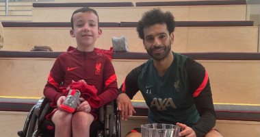 مشجع من أصحاب الهمم يحقق حلمه ويمنح محمد صلاح هدية خاصة قبل جولة حسم الدوري