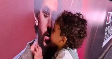 أصغر مشجع اسكواش يخطف الأنظار بقبلة لوالده بطل العالم.. صور