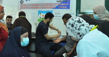 حياة كريمة.. قافلة طبية مجانية تجري الكشف الطبي على المرضى بقرية بسيدى سالم