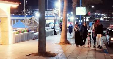 كورنيش مطروح فاضى بسبب تيارات الهواء الباردة ونشاط الرياح.. فيديو