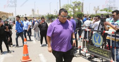 خالد جلال وسوزان نجم الدين وخالد عبد الجليل يؤدون صلاة الجنازة على سمير صبرى 