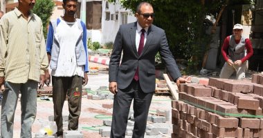 السكرتير المساعد يتفقد أعمال الرصف وتركيب الإنترلوك بمدينة قنا 