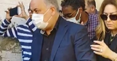 أشرف زكى ونهال عنبر يرافقان جثمان سمير صبرى قبل دفنه بمقابر الأسرة بالإسكندرية
